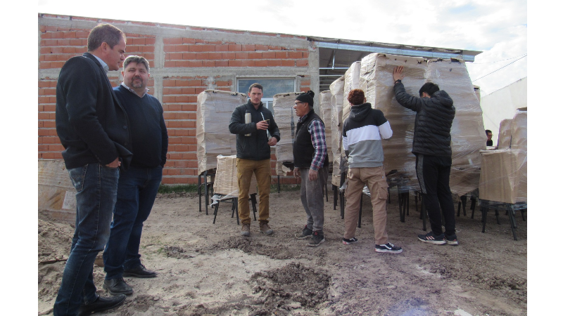 Con un avance de obra del 78%, la nueva Escuela Técnica comenzó a recibir mobiliarios nuevos
