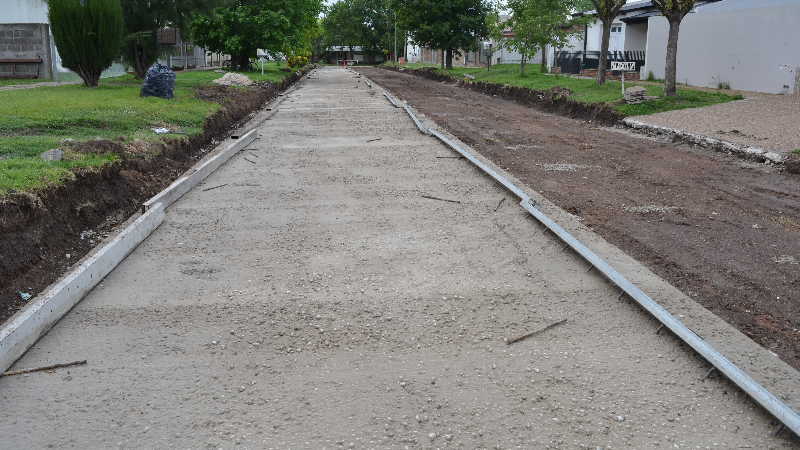 Avanza en la pavimentación de calle Cevey en Larroque