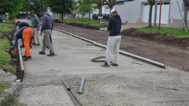 Avanza en la pavimentación de calle Cevey en Larroque