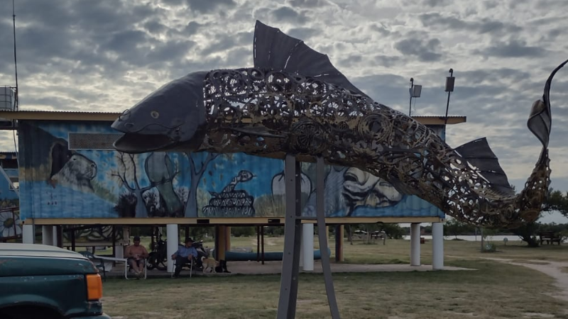 Una escultura de hierro del artista Abel Ramírez ilustra una de las principales actividades de Paso “El Corralito”