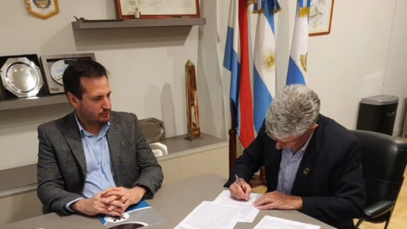 SE LLEVO A CABO LA FIRMA DE CONVENIO ESPECIFICO ENTRE LA UTN FRCU Y LA MUNICIPALIDAD DE LARROQUE