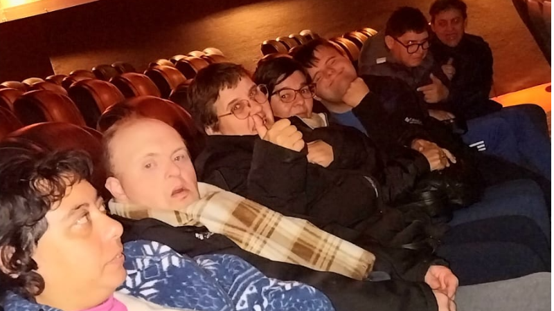 LA COLONIA DE INCLUSIÓN DE LA MUNICIPALIDAD DISFRUTÓ DE UNA TARDE DE CINE