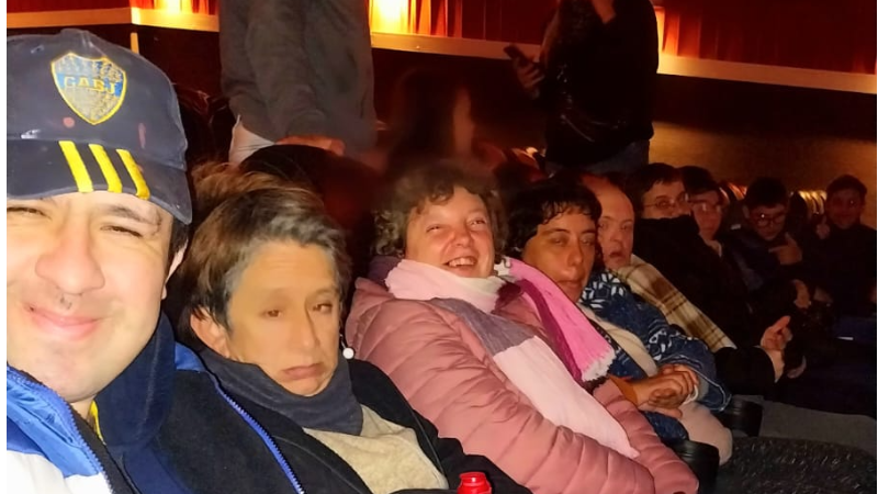 LA COLONIA DE INCLUSIÓN DE LA MUNICIPALIDAD DISFRUTÓ DE UNA TARDE DE CINE