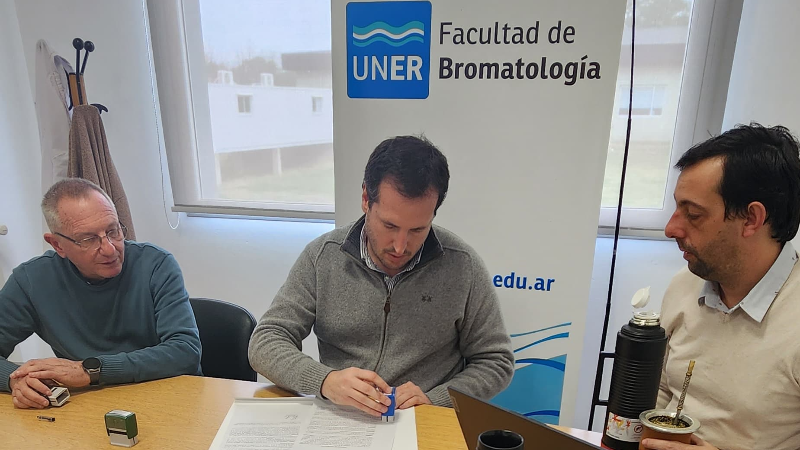 FIRMA DE CONVENIO DE COOPERACION ENTRE LA MUNICIPALIDAD DE LARROQUE  LA FACULTAD DE BROMATOLOGIA DE LA U.N.E.R