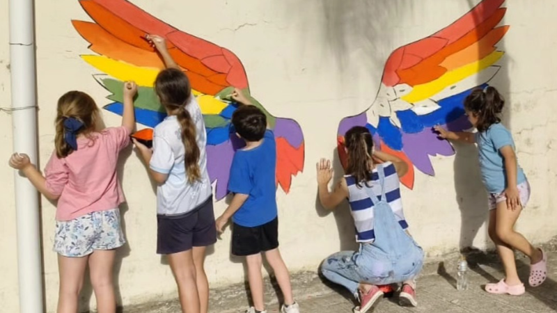 ORGULLO ES SER QUIEN SOY: MURAL EN EL MES DEL ORGULLO