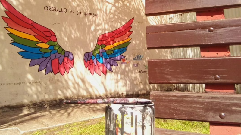 ORGULLO ES SER QUIEN SOY: MURAL EN EL MES DEL ORGULLO