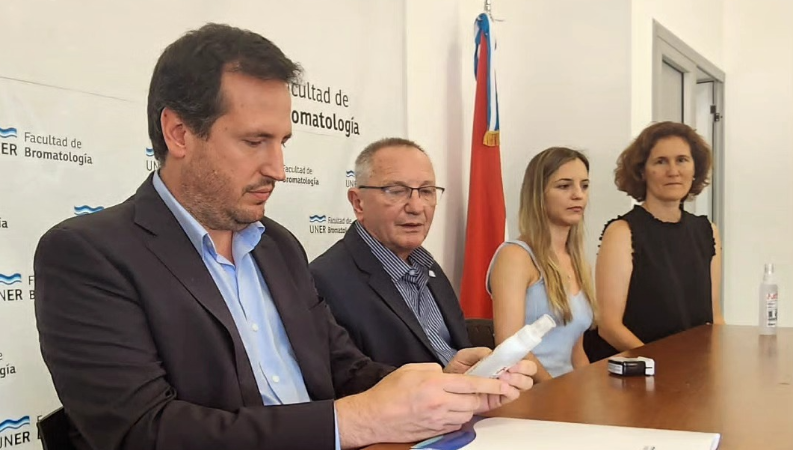 LA FACULTAD DE BROMATOLOGIA DE LA U.N.E.R ENTREGO 500 REPELENTES DE MOSQUITOS A LA MUNICIPALIDAD DE LARROQUE