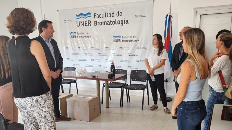 LA FACULTAD DE BROMATOLOGIA DE LA U.N.E.R ENTREGO 500 REPELENTES DE MOSQUITOS A LA MUNICIPALIDAD DE LARROQUE