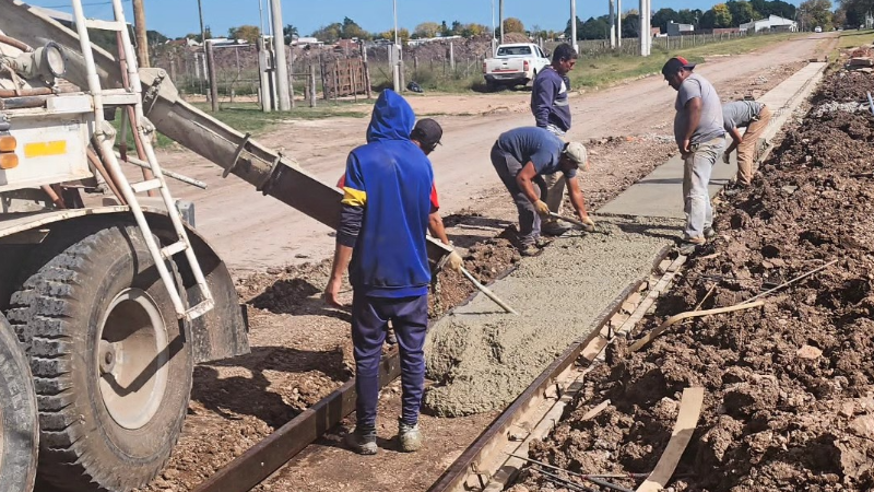 AVANZAN LAS OBRAS DE CORDÓN CUNETA EN CALLE SARGENTO CABRAL