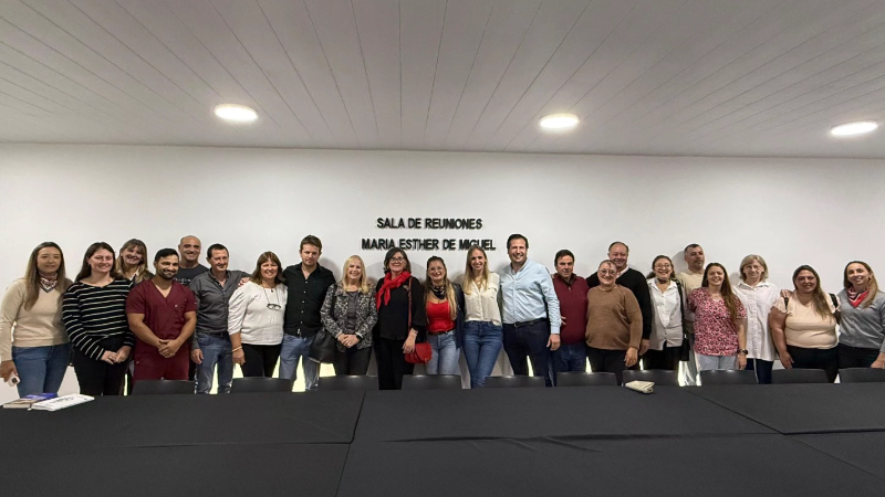 SE UNAUGURÓ LA NUEVA SALA DE REUNIONES MUNICIPAL QUE LLEVA EL NOMBRE DE MARÍA ESTHER DE MIGUEL