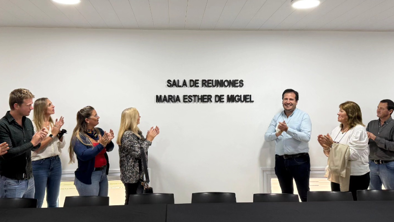 SE UNAUGURÓ LA NUEVA SALA DE REUNIONES MUNICIPAL QUE LLEVA EL NOMBRE DE MARÍA ESTHER DE MIGUEL