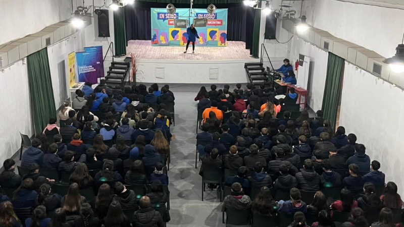 MÁS DE 500 JÓVENES PARTICIPARON DE LA OBRA "EN SERIO ARGENTINA" EN LARROQUE