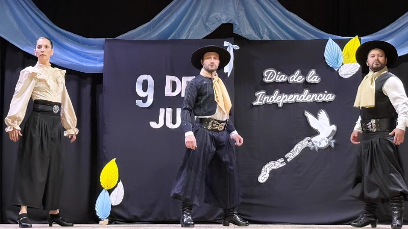 LARROQUE CELEBRÓ EL DÍA DE LA INDEPENDENCIA CON UN EMOTIVO ACTO OFICIAL