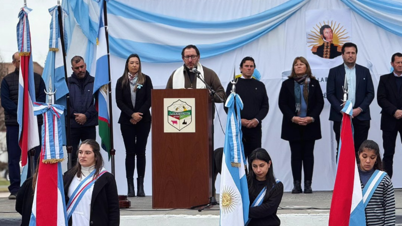 LARROQUE RINDIÓ HOMENAJE AL GENERAL SAN MARTÍN EN UN EMOTIVO ACTO