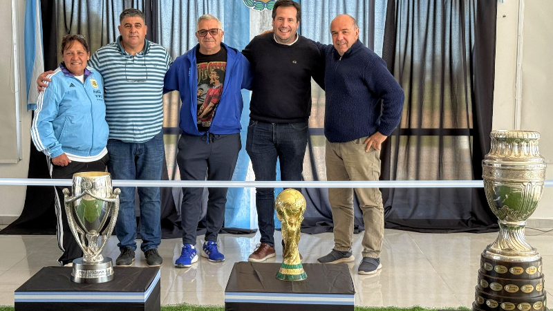 LAS COPAS MÁS IMPORTANTES DEL FÚTBOL VISITARON LARROQUE