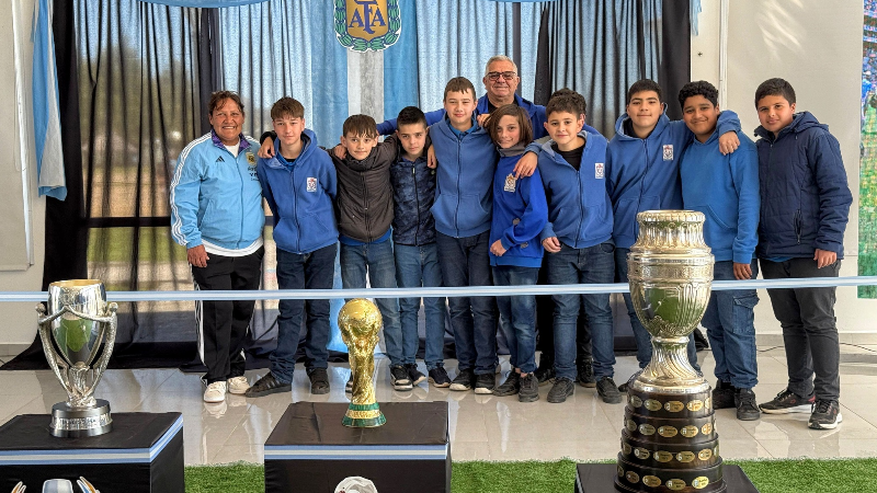 LAS COPAS MÁS IMPORTANTES DEL FÚTBOL VISITARON LARROQUE