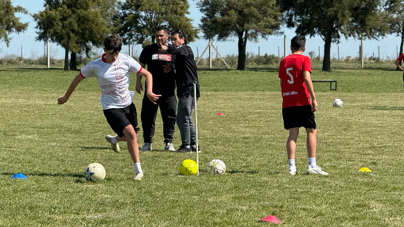 SE REALIZÓ LA CLÍNICA DE FÚTBOL EN LARROQUE