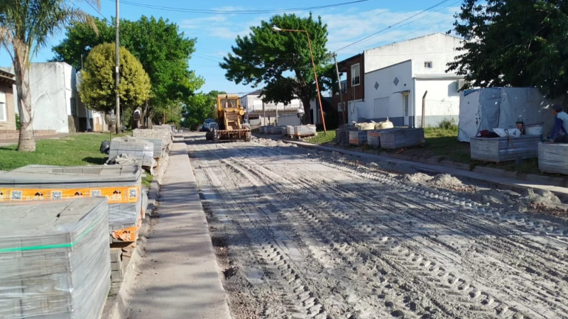 AVANZA LA OBRA DE ADOQUINADO EN CALLE FAUSTINO SUÁREZ