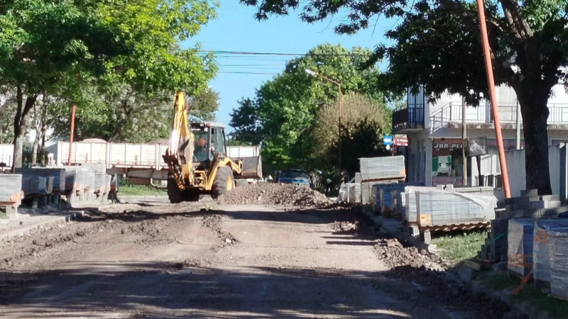 AVANZA LA OBRA DE ADOQUINADO EN CALLE FAUSTINO SUÁREZ