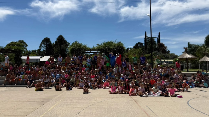 LOS REYES MAGOS VISITARON LA COLONIA MUNICIPAL DE VERANO