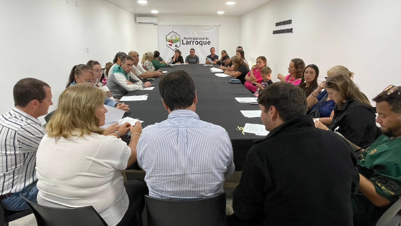 LARROQUE FORTALECE LA ECONOMÍA SOCIAL CON NUEVAS ENTREGAS DE MICROCRÉDITOS