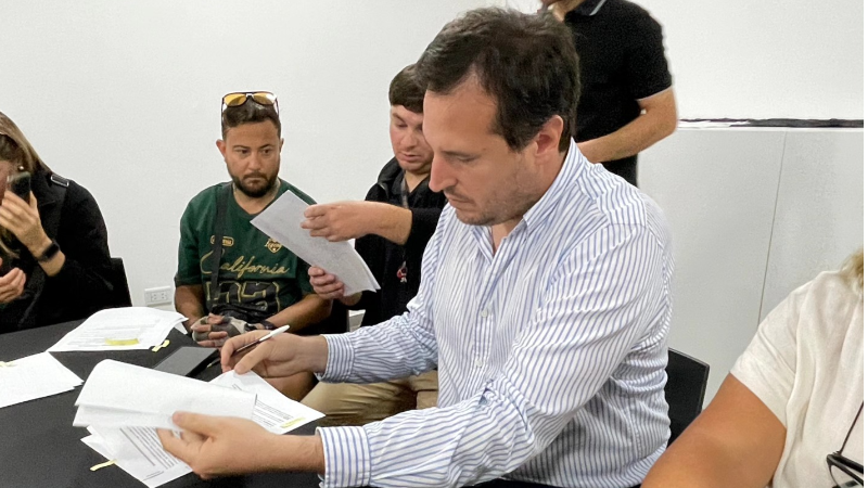 LARROQUE FORTALECE LA ECONOMÍA SOCIAL CON NUEVAS ENTREGAS DE MICROCRÉDITOS