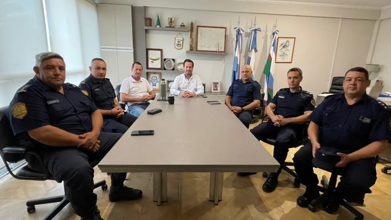 NUEVAS AUTORIDADES EN LA COMISARÍA DE LARROQUE FUERON PRESENTADAS AL INTENDENTE