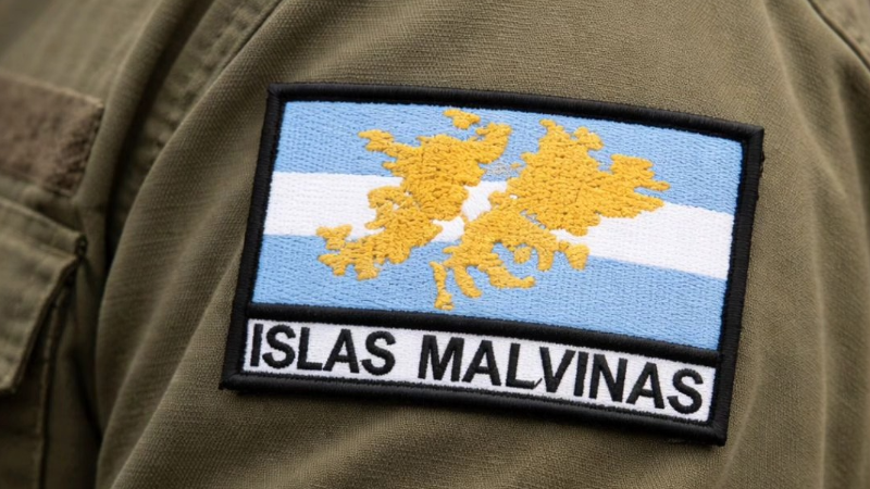 LARROQUE RECONOCERÁ A SOLDADOS BAJO BANDERA COMO “GUARDIANES DE LA SOBERANÍA”