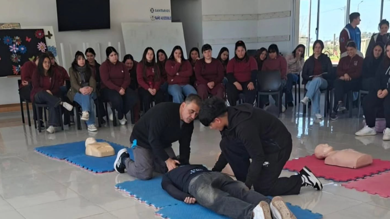 SE REALIZÓ UN TALLER DE RCP Y PRIMEROS AUXILIOS PARA ESTUDIANTES SECUNDARIOS