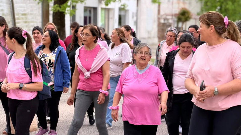 LARROQUE CONMEMORÓ OCTUBRE ROSA CON UNA CAMINATA Y UNA CHARLA SOBRE PREVENCIÓN Y DETECCI+ON TEMPRANA